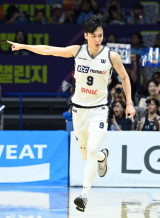 '본인도 MVP면서' 묵묵히 수비 나섰다, '스코어러' 켐바오 삭제한 송교창 뒤에서 형들이 도와줘 좋은 결과 [고양 현장] 
