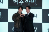 박해수·이희준, 어버이날 통 큰 선물…소속사 전 직원에 카네이션·과일바구니