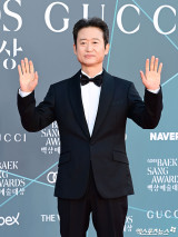 '김부장 이야기'로 첫 트로피 안은 유승목 이게 웬일이니 깜짝 [백상예술대상]