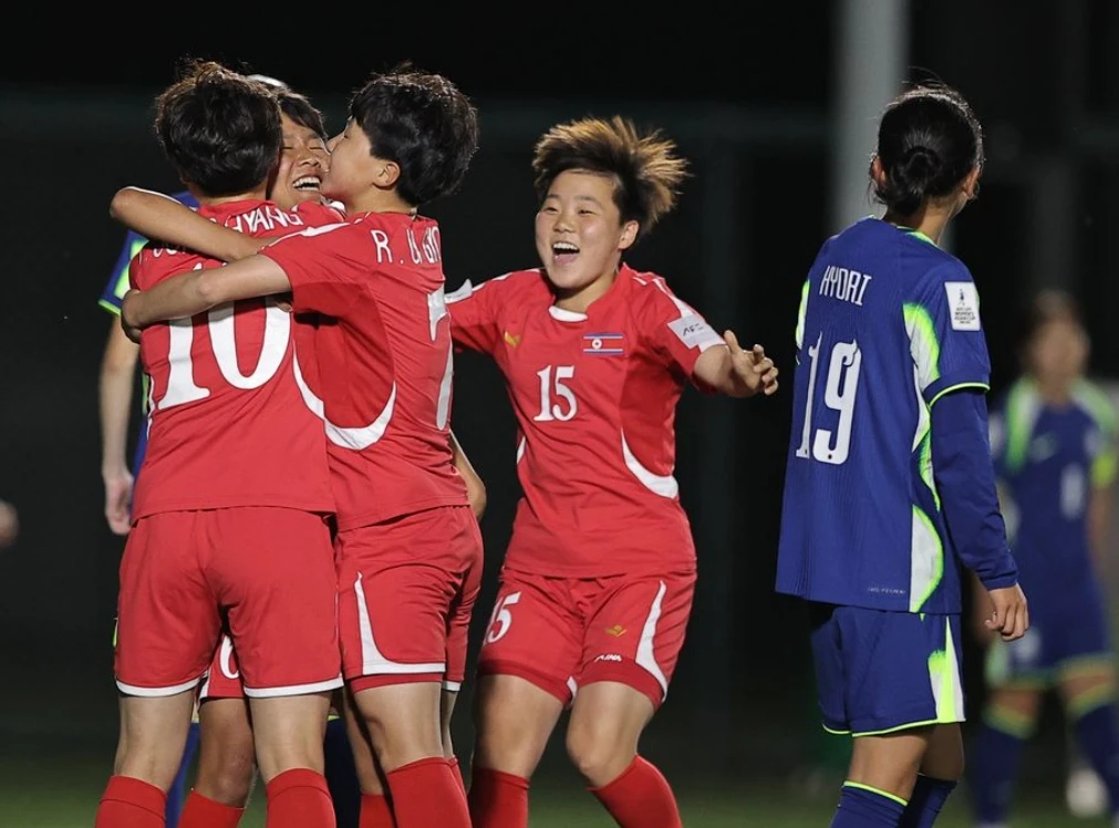 북한에 완패한 대한민국 17세 이하(U-17) 여자축구 국가대표팀이 8강에서 21득점 무실점이라는 압도적인 성적을 거둔 일본과 맞붙게 됐다. 한국은 8일 중국 쑤저우의 쑤저우타이후풋볼스포츠센터에서 열린 2026 아시아축구연맹(AFC) U-17 여자 아시안컵 조별리그 C조 최종전에서 북한에 0-3으로 패하며 조 2위로 밀려났다. 이미 조별리그 1, 2차전에서 승리를 거두며 8강 토너먼트 진출권은 확보한 상태였으나, 이날 패배로 조 1위 자리를 북한에 내주면서 대진상 가장 까다로운 상대인 일본을 8강에서 만나는 험난한 대진표를 받아들게 됐다. AFC