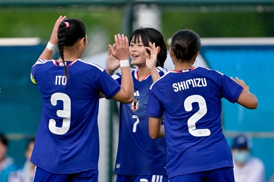북한에 완패한 대한민국 17세 이하(U-17) 여자축구 국가대표팀이 8강에서 21득점 무실점이라는 압도적인 성적을 거둔 일본과 맞붙게 됐다. 한국은 8일 중국 쑤저우의 쑤저우타이후풋볼스포츠센터에서 열린 2026 아시아축구연맹(AFC) U-17 여자 아시안컵 조별리그 C조 최종전에서 북한에 0-3으로 패하며 조 2위로 밀려났다. 이미 조별리그 1, 2차전에서 승리를 거두며 8강 토너먼트 진출권은 확보한 상태였으나, 이날 패배로 조 1위 자리를 북한에 내주면서 대진상 가장 까다로운 상대인 일본을 8강에서 만나는 험난한 대진표를 받아들게 됐다. AFC