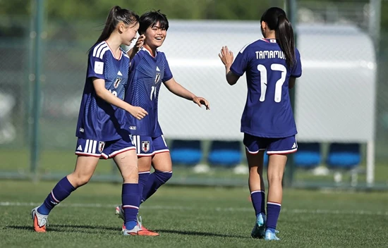 북한에 완패한 대한민국 17세 이하(U-17) 여자축구 국가대표팀이 8강에서 21득점 무실점이라는 압도적인 성적을 거둔 일본과 맞붙게 됐다. 한국은 8일 중국 쑤저우의 쑤저우타이후풋볼스포츠센터에서 열린 2026 아시아축구연맹(AFC) U-17 여자 아시안컵 조별리그 C조 최종전에서 북한에 0-3으로 패하며 조 2위로 밀려났다. 이미 조별리그 1, 2차전에서 승리를 거두며 8강 토너먼트 진출권은 확보한 상태였으나, 이날 패배로 조 1위 자리를 북한에 내주면서 대진상 가장 까다로운 상대인 일본을 8강에서 만나는 험난한 대진표를 받아들게 됐다. AFC