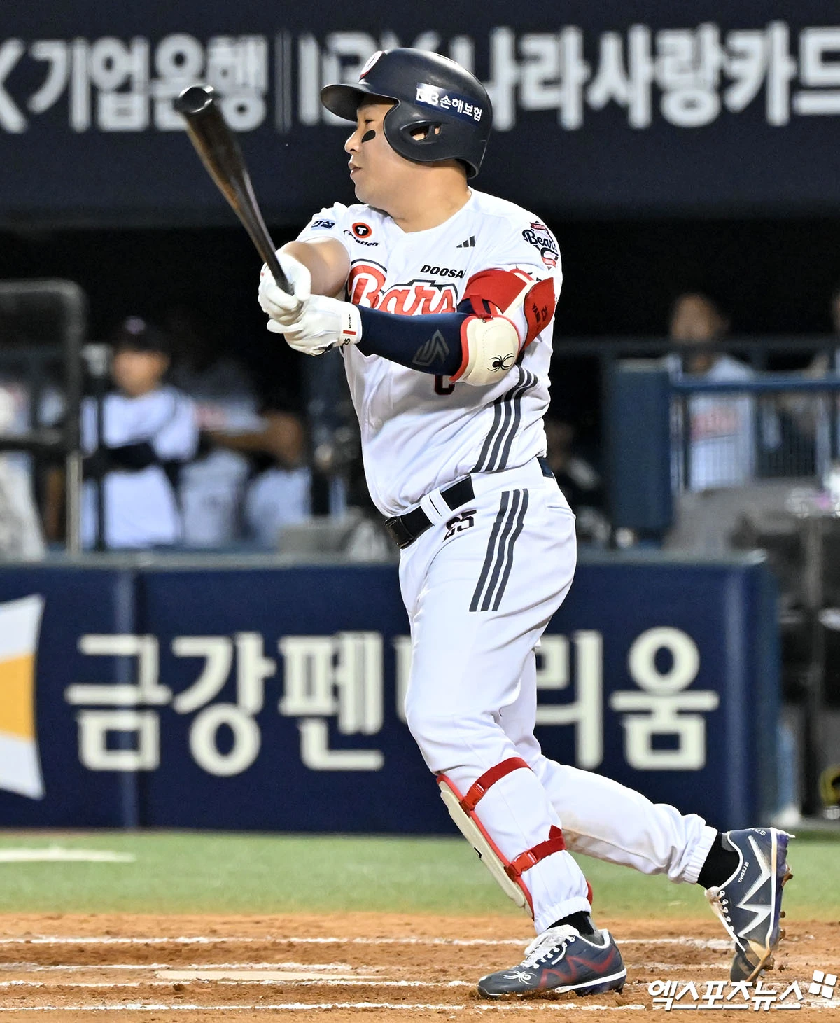 18일 오후 서울 송파구 잠실야구장에서 열린 '2026 신한 SOL Bank KBO리그' KIA 타이거즈와 두산 베어스의 경기, 8회말 두산 양의지가 솔로 홈런을 날리고 있다. 엑스포츠뉴스 DB