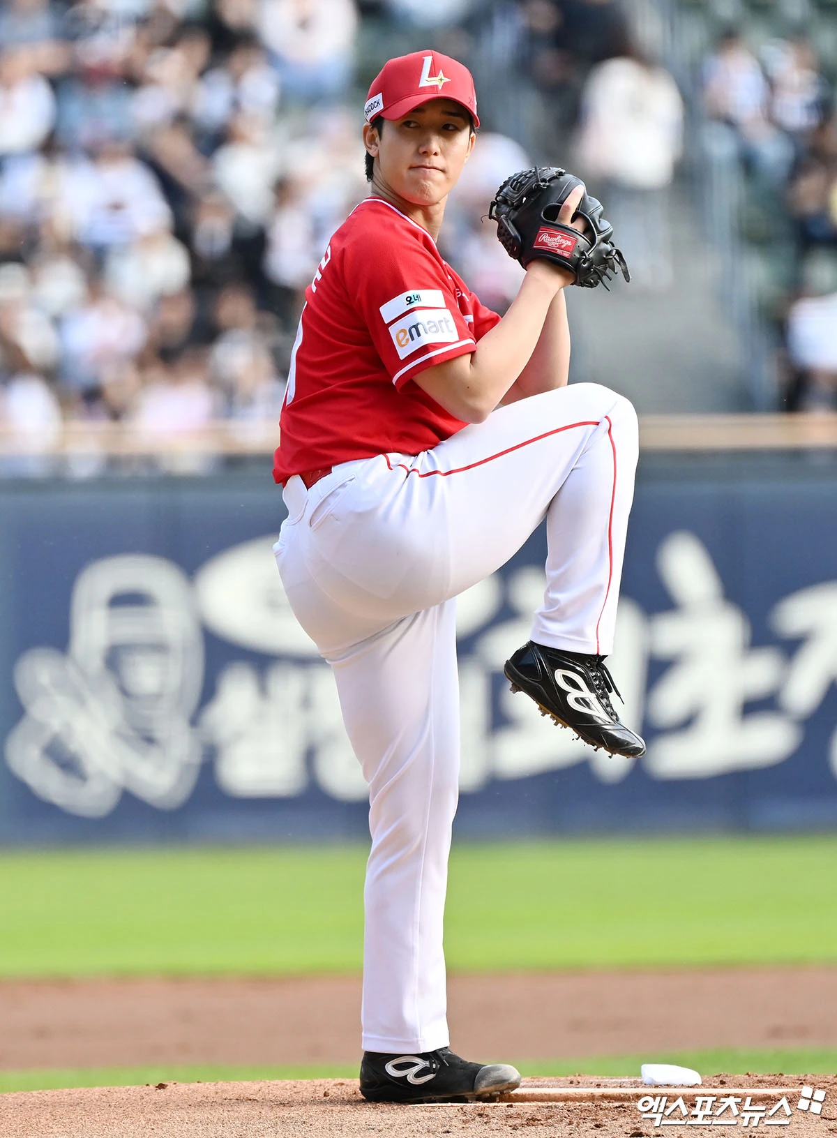 9일 오후 서울 송파구 잠실야구장에서 열린 '2026 신한 SOL Bank KBO리그' SSG 랜더스와 두산 베어스의 경기, 1회말 SSG 선발투수 긴지로가 공을 힘차게 던지고 있다. 잠실, 김한준 기자