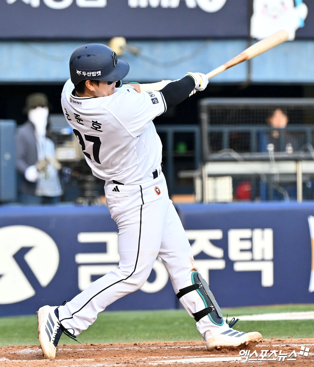 9일 오후 서울 송파구 잠실야구장에서 열린 '2026 신한 SOL Bank KBO리그' SSG 랜더스와 두산 베어스의 경기, 3회말 2사 1루 두산 윤준호가 투런 홈런을 날리고 있다. 잠실, 김한준 기자