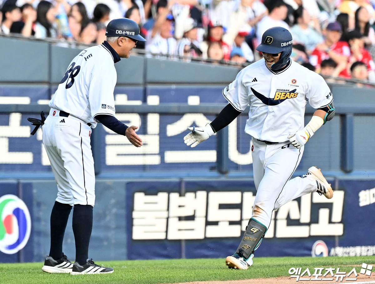 9일 오후 서울 송파구 잠실야구장에서 열린 '2026 신한 SOL Bank KBO리그' SSG 랜더스와 두산 베어스의 경기, 3회말 2사 1루 두산 윤준호가 투런 홈런을 날린 후 기뻐하고 있다. 잠실, 김한준 기자