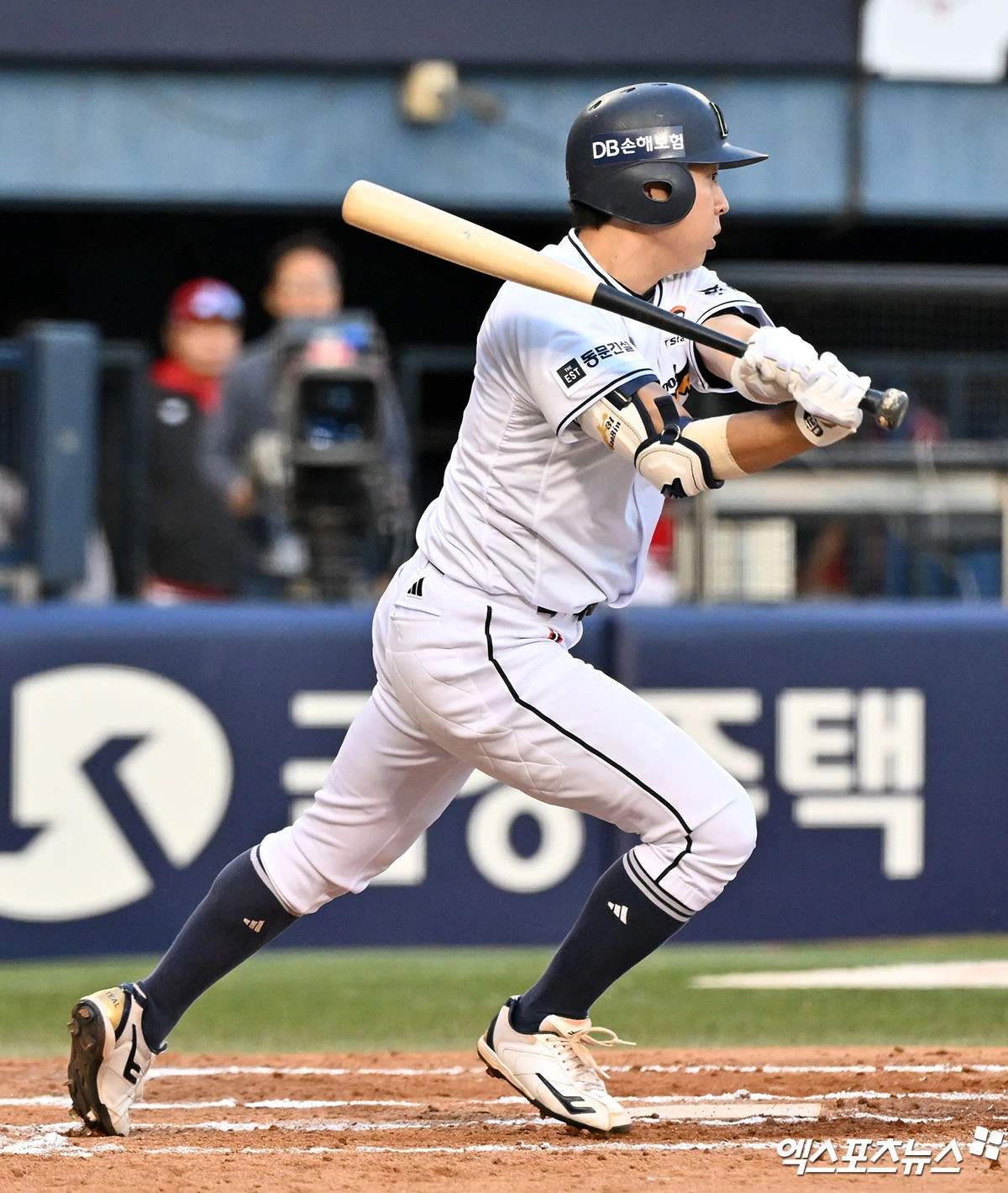 9일 오후 서울 송파구 잠실야구장에서 열린 '2026 신한 SOL Bank KBO리그' SSG 랜더스와 두산 베어스의 경기, 6회말 1사 3루 두산 정수빈이 타격을 하고 있다. 잠실, 김한준 기자