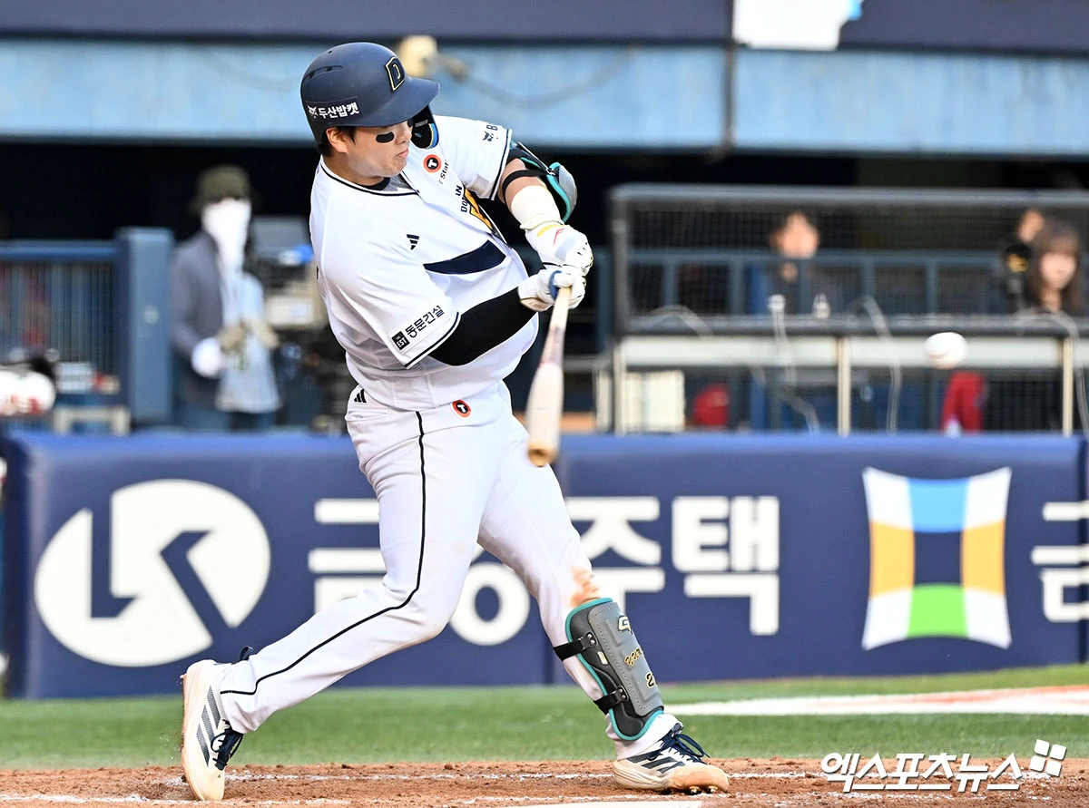 9일 오후 서울 송파구 잠실야구장에서 열린 '2026 신한 SOL Bank KBO리그' SSG 랜더스와 두산 베어스의 경기, 3회말 2사 1루 두산 윤준호가 투런 홈런을 날리고 있다. 잠실, 김한준 기자