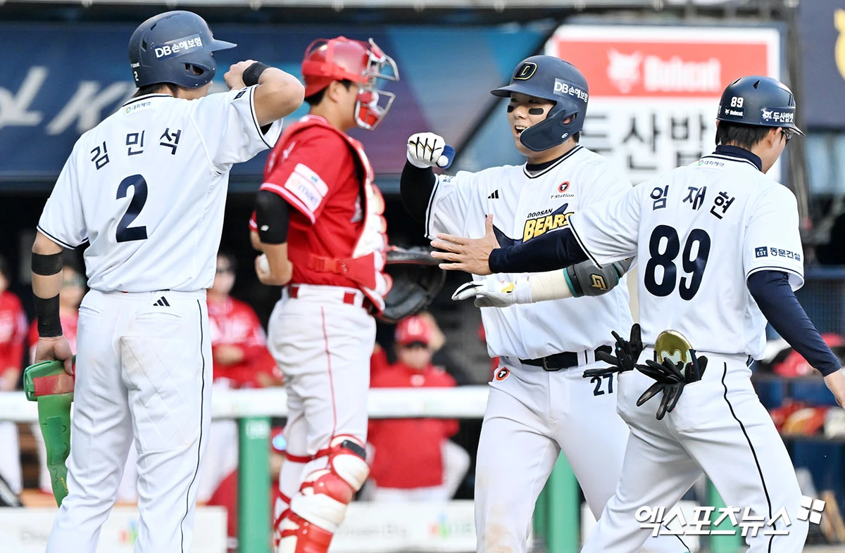 9일 오후 서울 송파구 잠실야구장에서 열린 '2026 신한 SOL Bank KBO리그' SSG 랜더스와 두산 베어스의 경기, 3회말 2사 1루 두산 윤준호가 투런 홈런을 날린 후 기뻐하고 있다. 잠실, 김한준 기자