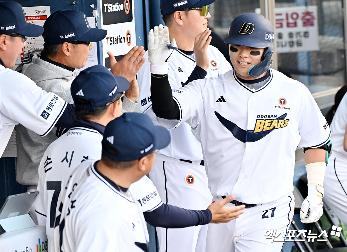 9일 오후 서울 송파구 잠실야구장에서 열린 '2026 신한 SOL Bank KBO리그' SSG 랜더스와 두산 베어스의 경기, 3회말 2사 1루 두산 윤준호가 투런 홈런을 날린 후 기뻐하고 있다. 잠실, 김한준 기자