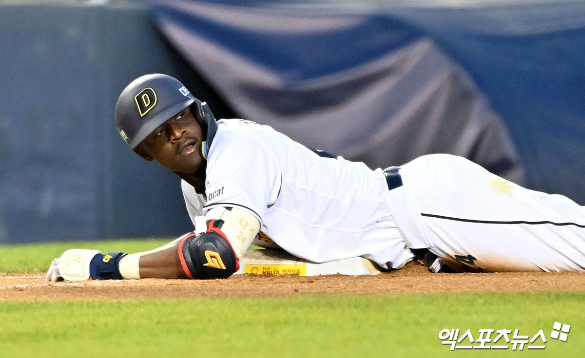 9일 오후 서울 송파구 잠실야구장에서 열린 '2026 신한 SOL Bank KBO리그' SSG 랜더스와 두산 베어스의 경기, 7회말 두산 카메론이 3루타를 날리고 있다. 잠실, 김한준 기자