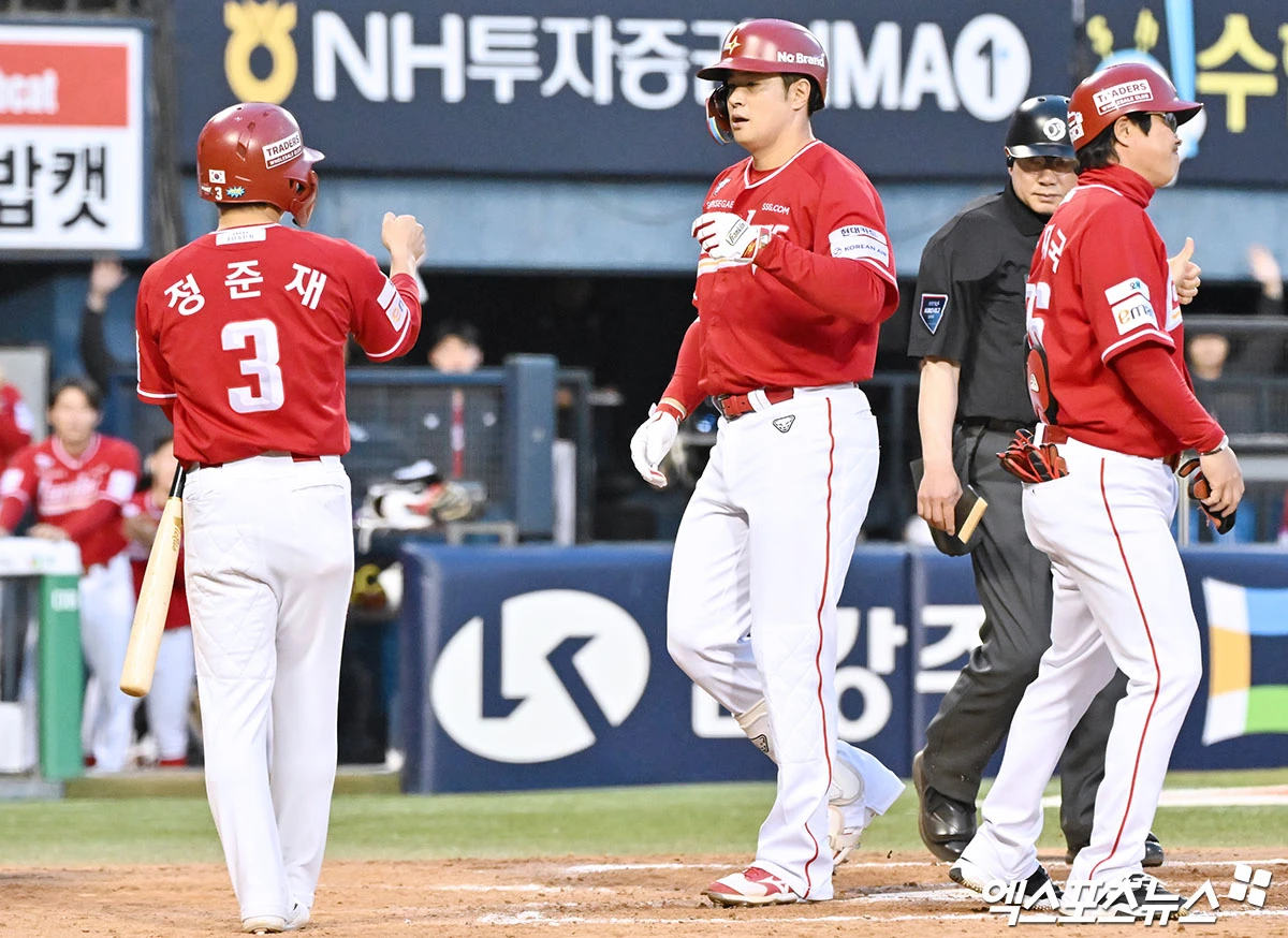 9일 오후 서울 송파구 잠실야구장에서 열린 '2026 신한 SOL Bank KBO리그' SSG 랜더스와 두산 베어스의 경기, 7회초 2사 2루 SSG 김재환이 투런 홈런을 날린 후 기뻐하고 있다. 잠실, 김한준 기자