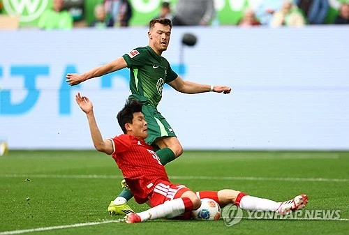 한국 국가대표 센터백 김민재가 소속팀 바이에른 뮌헨에서 단 45분만 뛰고도 철벽 수비를 펼쳤다. 압도적인 수비 지표를 기록하며 독일 현지 매체로부터 높은 평점을 받았다. 바이에른 뮌헨 10일(한국시간) 독일 볼프스부르크의 폭스바겐 아레나에서 열린 2025-2026시즌 독일 분데스리가 33라운드 원정 경기에서 볼프스부르크를 1-0으로 꺾었다. 연합뉴스
