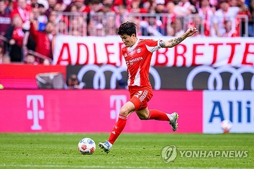 한국 국가대표 센터백 김민재가 소속팀 바이에른 뮌헨에서 단 45분만 뛰고도 철벽 수비를 펼쳤다. 압도적인 수비 지표를 기록하며 독일 현지 매체로부터 높은 평점을 받았다. 바이에른 뮌헨 10일(한국시간) 독일 볼프스부르크의 폭스바겐 아레나에서 열린 2025-2026시즌 독일 분데스리가 33라운드 원정 경기에서 볼프스부르크를 1-0으로 꺾었다. 연합뉴스