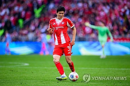 한국 국가대표 센터백 김민재가 소속팀 바이에른 뮌헨에서 단 45분만 뛰고도 철벽 수비를 펼쳤다. 압도적인 수비 지표를 기록하며 독일 현지 매체로부터 높은 평점을 받았다. 바이에른 뮌헨 10일(한국시간) 독일 볼프스부르크의 폭스바겐 아레나에서 열린 2025-2026시즌 독일 분데스리가 33라운드 원정 경기에서 볼프스부르크를 1-0으로 꺾었다. 연합뉴스