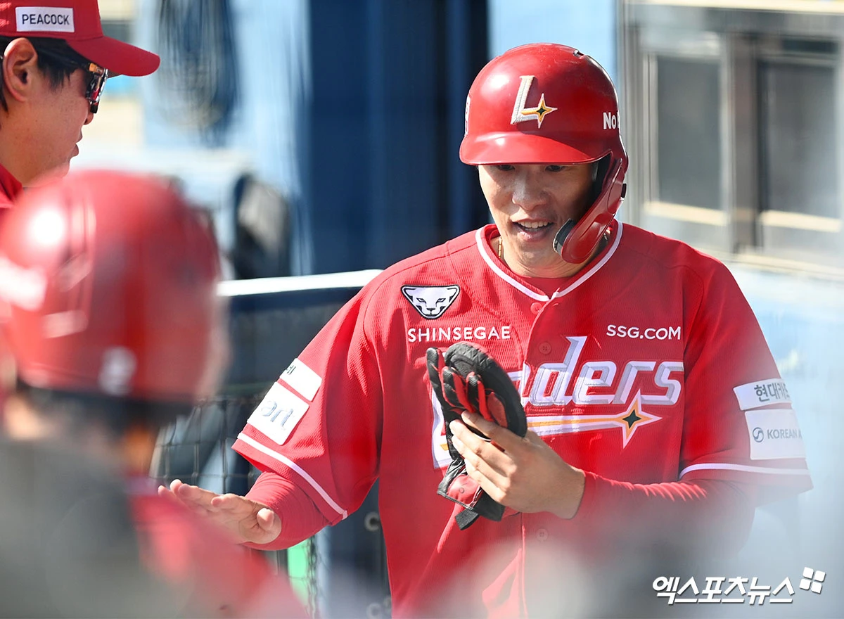 10일 오후 서울 송파구 잠실야구장에서 열린 '2026 신한 SOL Bank KBO리그' SSG 랜더스와 두산 베어스의 경기, 7회초 1사 2루 SSG 채현우가 조형우 타석 때 득점한 뒤 더그아웃에서 축하를 받고 있다. 잠실, 고아라 기자