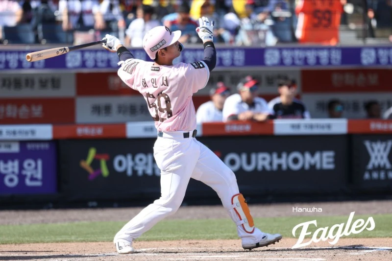 육성 선수로 프로 유니폼을 입은 예능프로그램 출신 2002년생 박준영이 1군 데뷔전에서 선발 등판해 승리를 챙겼다. 박준영은 10일 대전 한화생명 볼파크에서 열린 2026 프로야구 LG 트윈스와 경기에서 입단 후 처음 1군 마운드에 올라 5이닝 동안 3안타와 볼넷 3개를 허용했으나 삼진 2개를 곁들이며 무실점으로 막았다. 청운대를 졸업한 박준영은 지난해 신인드래프트에서 지명을 받지 못하고 육성선수로 한화에 입단했다. 올 시즌 퓨처스리그 7경기에서 4승 무패, 평균자책점 1.29를 기록한 박준영은 투구 능력을 인정받아 이날 처음 1군의 부름을 받았다. 한화는 신인왕 후보 허인서(사진) 등이 화력을 모아 LG를 9-3으로 누르고 위닝시리즈를 달성했다. 한화 이글스