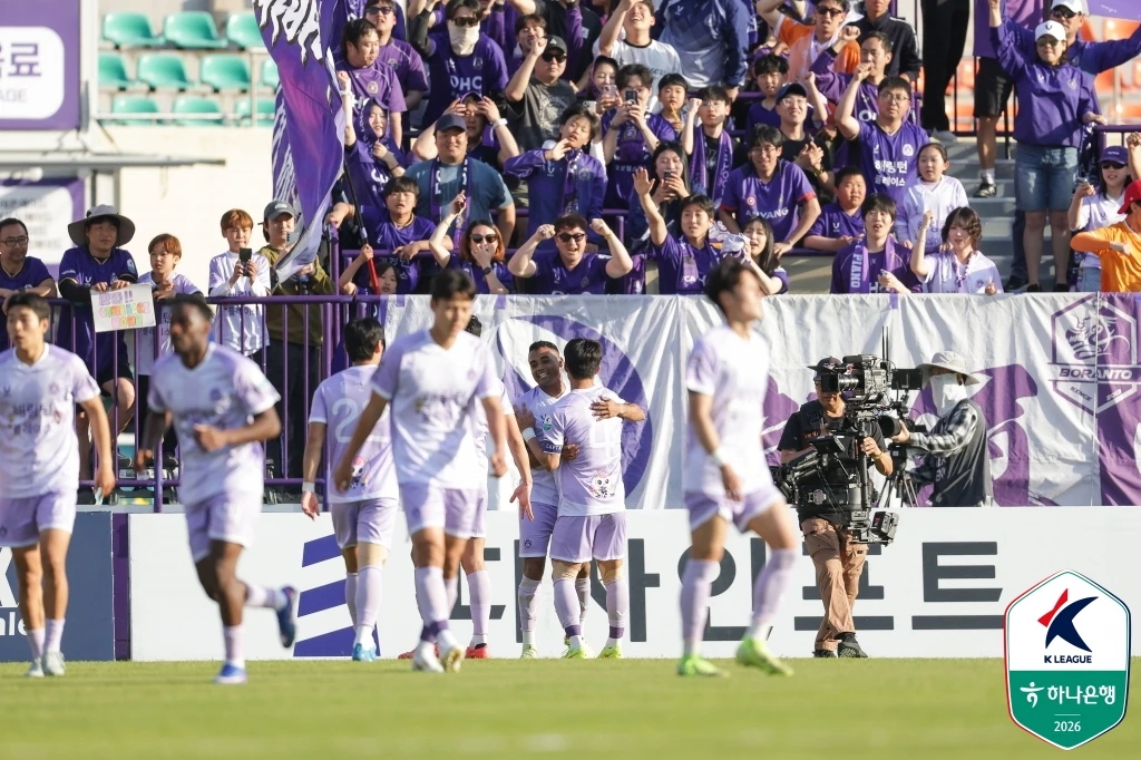 FC안양은 10일 안양종합운동장에서 열린 하나은행 K리그1 2026 13라운드 홈 경기에서 전북 현대와 1-1로 비겼다. 안양은 전북 전 통산 4전 전패 끝에 소중한 첫 승점을 따냈으나, 최근 리그 3경기 연속 무승(2무 1패)의 아쉬움은 털어내지 못했다. 승점 16을 쌓은 안양은 리그 9위에 자리했다. 반면 직전 경기까지 3연승을 달리며 선두권을 맹추격하던 전북은 안양에 발목을 잡히며 승점 22로 3위에 머물렀다. 2위 울산(승점 23)과 승점 1차다. 전북 간판 공격수 이승우는 이날 전북에 동점포를 안겼다. 한국프로축구연맹