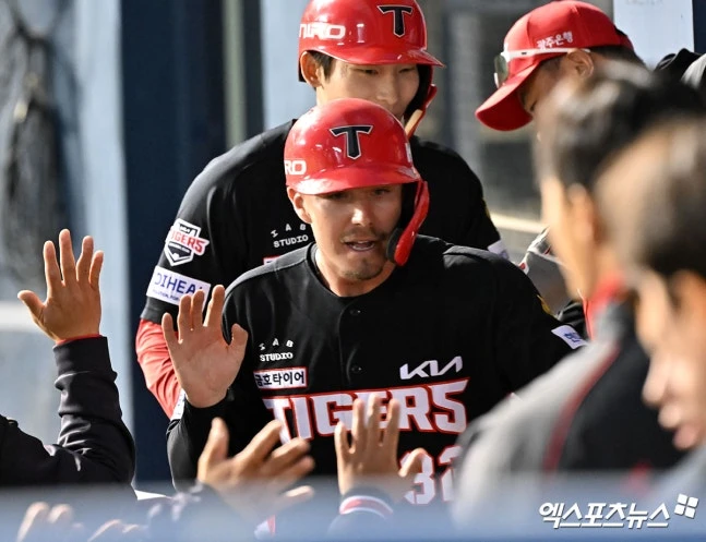 KIA 타이거즈의 아시아 쿼터 선수인 제리드 데일이 휴식일인 11일 엔트리 말소됐다. KIA 구단은 조정 차원의 말소라고 설명했다. 이어 '아픈 곳은 없다. 2군 경기를 뛰면서 재조정의 시간을 보낼 예정'이라고 전했다. 아시아 쿼터 선수 중 유일한 야수인 데일은 올 시즌 34경기에서 타율 0.256, 1홈런, 6타점을 기록했다. 4월까지는 나쁘지 않은 성적을 냈으나 5월 이후 7경기에서 타율 0.136으로 부진했다. 특히 최근 4경기에선 모두 무안타에 그치는 등 슬럼프를 겪었다. 엑스포츠뉴스DB
