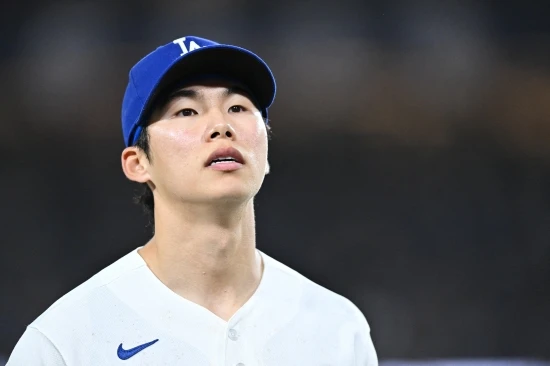 LA 다저스 내야수 김혜성이 빅리그에 생존한다. 올시즌 개막전에서 김혜성을 밀어냈던 알렉스 프리랜드가 마이너리그로 내려간다. 뉴욕 포스트는 12일 새벽 다저스가 무키 베츠를 부상자 리스트에서 제외했으며 프리랜드가 마이너리그로 간다고 알렸다. 베츠의 12일 샌프란시스코 자이언츠전 복귀가 확정되면서 김혜성, 프리랜드 중 누가 마이너로 갈지 화제였는데 프리랜드가 내려간다. 연합뉴스