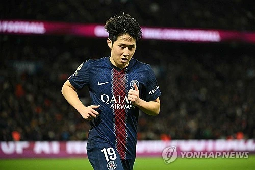 이강인마저 쓰러졌다. 2026 국제축구연맹(FIFA) 북중미 월드컵을 앞두고 주전급 선수들의 잇따른 부상 소식이 전해지며 대표팀 운영에 비상이 걸렸다. 파리 생제르맹(PSG)은 12일(한국시간) 공식 홈페이지를 통해 이강인의 부상 소식을 알렸다. 구단에 따르면 브레스트와의 경기 도중 왼쪽 발목에 부상을 입은 이강인은 앞으로 며칠 동안 실내 훈련을 진행할 예정이다. 연합뉴스