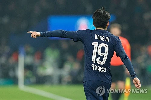 이강인마저 쓰러졌다. 2026 국제축구연맹(FIFA) 북중미 월드컵을 앞두고 주전급 선수들의 잇따른 부상 소식이 전해지며 대표팀 운영에 비상이 걸렸다. 파리 생제르맹(PSG)은 12일(한국시간) 공식 홈페이지를 통해 이강인의 부상 소식을 알렸다. 구단에 따르면 브레스트와의 경기 도중 왼쪽 발목에 부상을 입은 이강인은 앞으로 며칠 동안 실내 훈련을 진행할 예정이다. 연합뉴스