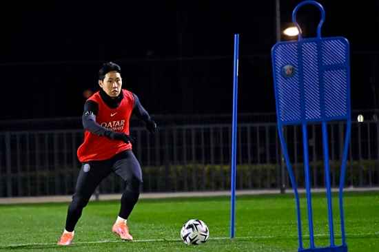 이강인마저 쓰러졌다. 2026 국제축구연맹(FIFA) 북중미 월드컵을 앞두고 주전급 선수들의 잇따른 부상 소식이 전해지며 대표팀 운영에 비상이 걸렸다. 파리 생제르맹(PSG)은 12일(한국시간) 공식 홈페이지를 통해 이강인의 부상 소식을 알렸다. 구단에 따르면 브레스트와의 경기 도중 왼쪽 발목에 부상을 입은 이강인은 앞으로 며칠 동안 실내 훈련을 진행할 예정이다. PSG