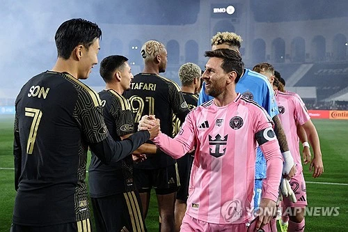 MLS선수협회가 13일(한국시간) 발표한 2026시즌 MLS 선수 연봉 표에서 손흥민이 리그 전체 2위에 해당하는 1115만2852달러(약 166억 4005만원)라고 알렸다.   선수협회가 매해 발표하는 선수 연봉은 현재 연간 기본 연봉과 평균 보장된 보상을 더한 올해 연봉을 계산한다. 보장된 보상에는 마케팅 보너스, 에이전트 수수료 등이 포함된다. 경기력에 따른 보너스는 포함되지 않는다. 연합뉴스