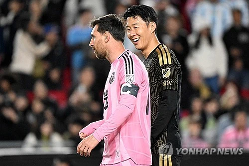 MLS선수협회가 13일(한국시간) 발표한 2026시즌 MLS 선수 연봉 표에서 손흥민이 리그 전체 2위에 해당하는 1115만2852달러(약 166억 4005만원)라고 알렸다.   선수협회가 매해 발표하는 선수 연봉은 현재 연간 기본 연봉과 평균 보장된 보상을 더한 올해 연봉을 계산한다. 보장된 보상에는 마케팅 보너스, 에이전트 수수료 등이 포함된다. 경기력에 따른 보너스는 포함되지 않는다. 연합뉴스