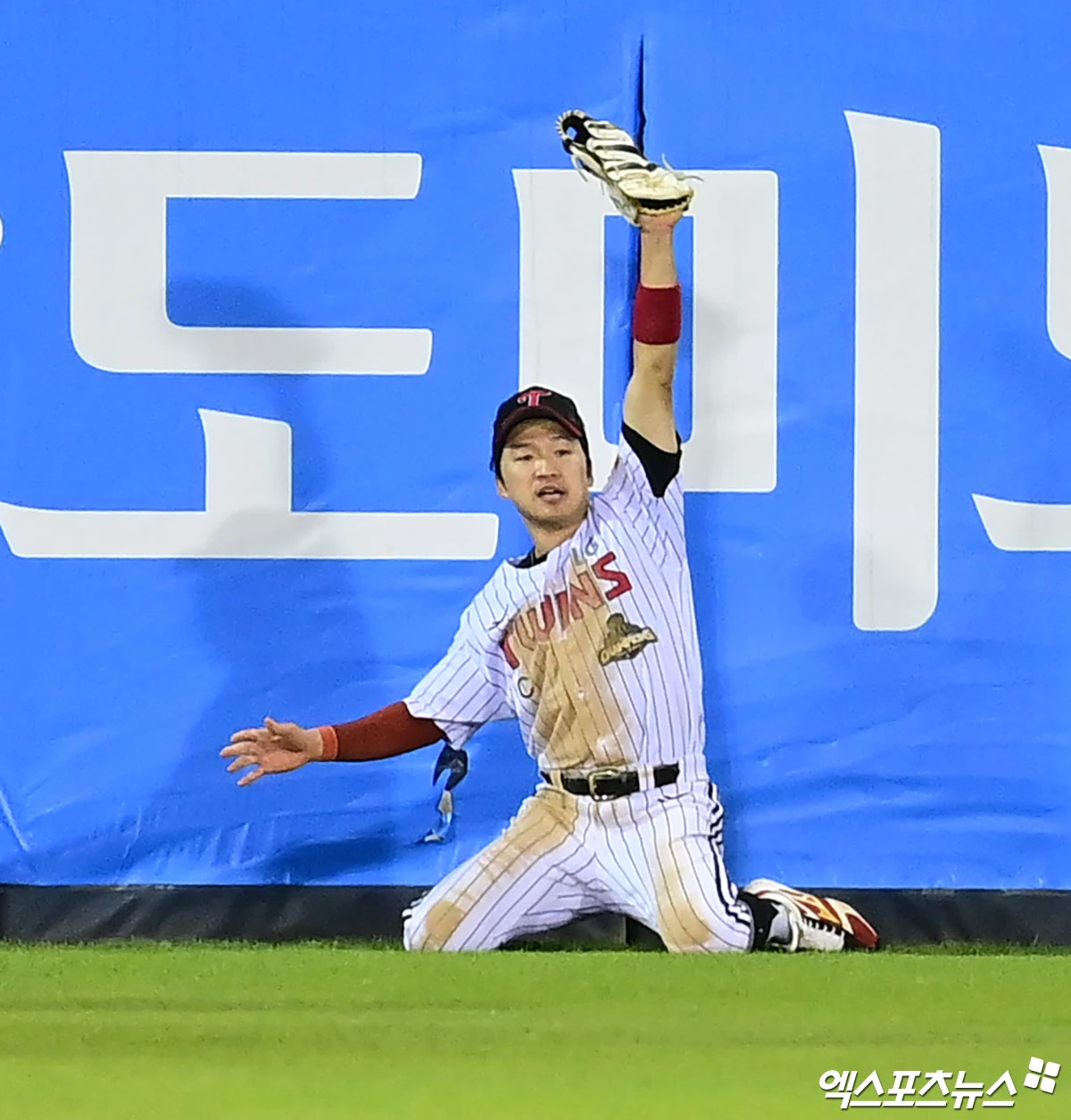 LG 트윈스는 13일 서울 잠실야구장에서 열린 2026 신한 SOL KBO리그 삼성과의 팀 간 4차전에서 5-3으로 이겼다. 이날 승리로 LG는 23승 15패가 돼 하루 만에 삼성을 3위로 끌어내리고 2위를 되찾았다. 삼성은 9연승에 도전했으나 무산됐다. 이날 승리의 일등공신 박해민이 플라이 타구를 펜스 앞에서 잡아내고 있다. 사진 박지영 기자