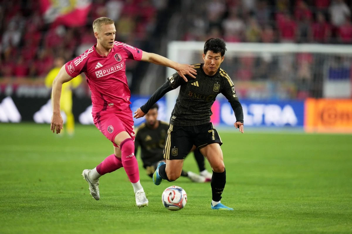 LAFC는 14일(한국시간) 미국 미주리주 세인트루이스에 위치한 에너자이저 파크에서 열린 세인트루이스 시티와의 2026 미국 메이저리그(MLS) 원정 경기에서 1-2로 패했다. LAFC는 세인트루이스에 패하면서 공식전 4경기 연속 무승, 3연패 수렁에 빠졌다. 이날 손흥민과 정상빈이 나란히 선발로 나와 코리안 더비가 펼쳐졌지만 두 선수 모두 공격포인트 없이 경기를 마쳤다. 정상빈은 후반전 시작과 동시에 교체됐고, 손흥민은 90분 풀타임을 뛰었지만 침묵하면서 팀의 패배를 막지 못했다. 이로써 손흥민의 무득점 경기도 8경기로 늘었다. 연합뉴스