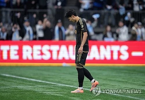 손흥민의 침묵이 길어지면서 LAFC를 향한 팬심도 돌아서고 있다. 급기야 마크 도스 산토스 감독에게 책임을 물어야 한다는 의견까지 나오고 있다. LAFC는 14일(한국시간) 미국 세인트루이스의 에너자이저 파크에서 열린 2026시즌 미국 메이저리그사커(MLS) 정규리그 경기에서 세인트루이스 시티에 1-2로 졌다. 결국 참다못한 팬들이 폭발했다. 비판의 화살은 마크 도스 산토스 감독에게 집중됐다. 리그 3연패와 무너진 전술적 체계에 팬심은 사실상 한계치에 다다른 모양새다. 연합뉴스