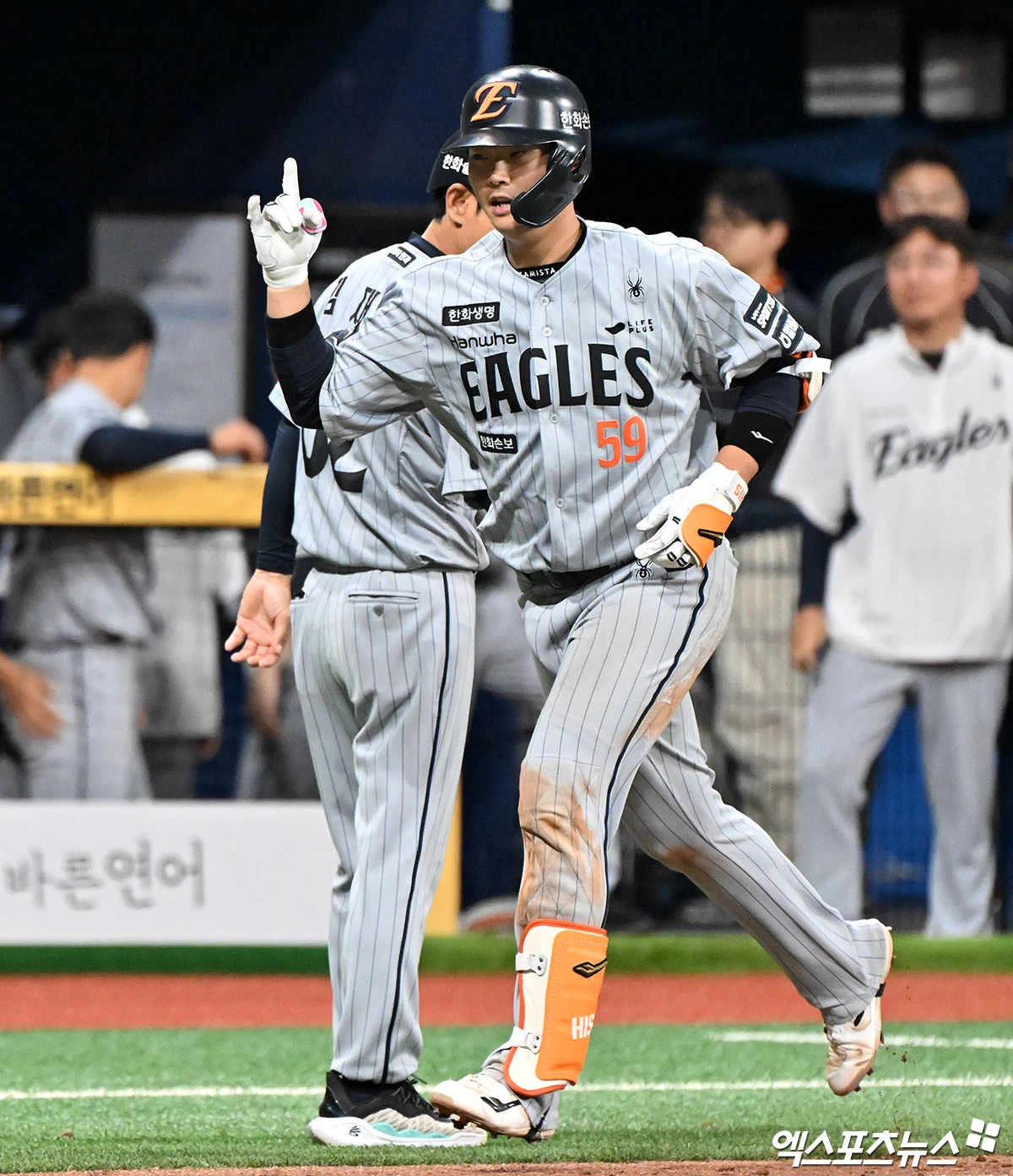 김경문 감독이 이끄는 한화 이글스가 타선 폭발 속에 3연속 위닝 시리즈에 성공했다. 한화는 14일 서울 고척스카이돔에서 열린 2026 신한 SOL KBO리그 키움과의 팀 간 5차전에서 10-1로 이겼다. 전날 2-3 석패를 설욕하고 주중 3연전을 위닝 시리즈로 장식했다. 한화는 이날 선발투수로 나선 우완 파이어볼러 유망주 정우주가 4이닝 1피안타 1볼넷 4탈삼진 1실점으로 호투, 승리의 발판을 놨다. 승리투수가 되지는 못했지만, 2026시즌 개막 후 가장 좋은 투구 내용을 보여주면서 최근 부진을 씻어냈다. 타선도 12안타를 효과적으로 몰아치며 대승했다. 고척 김한준 기자