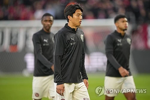 미트윌란은 15일(한국시간) 덴마크 코펜하겐의 파르켄에서 열린 FC코펜하겐과의 2025-2026시즌 DBU 포칼렌(덴마크컵) 결승에서 1-0 승리를 거두며 우승 트로피를 차지했다. 이날 한국 국가대표 조규성과 이한범이 나란히 결승전에 선발로 출전한 가운데, 후반 38분 이한범이 세트피스 상황에서 천금같은 헤더 골을 터트렸다. 미트윌란은 이한범의 선제골을 끝까지 지켜내면서 우승을 차지했고, 조규성과 이한범은 2023-2024시즌 리그 우승 이후 덴마크 무대에서 오랜만에 다시 트로피를 거머쥐는 데 성공했다. 연합뉴스