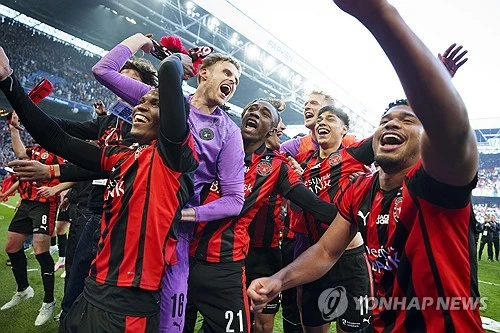미트윌란은 15일(한국시간) 덴마크 코펜하겐의 파르켄에서 열린 FC코펜하겐과의 2025-2026시즌 DBU 포칼렌(덴마크컵) 결승에서 1-0 승리를 거두며 우승 트로피를 차지했다. 이날 한국 국가대표 조규성과 이한범이 나란히 결승전에 선발로 출전한 가운데, 후반 38분 이한범이 세트피스 상황에서 천금같은 헤더 골을 터트렸다. 미트윌란은 이한범의 선제골을 끝까지 지켜내면서 우승을 차지했고, 조규성과 이한범은 2023-2024시즌 리그 우승 이후 덴마크 무대에서 오랜만에 다시 트로피를 거머쥐는 데 성공했다. 연합뉴스