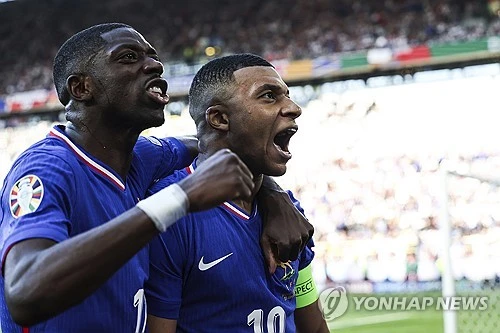 프랑스축구협회(FFF)는 15일(한국시간) 공식 홈페이지를 통해 2026 국제축구연맹(FIFA) 북중미 월드컵(캐나다·미국·멕시코 공동개최) 최종 명단 26인을 발표했다. 프랑스 축구 국가대표팀을 이끌고 있는 디디에 데샹 감독은 이날 프랑스 방송국 TF1의 뉴스에 출연해 킬리안 음바페(레알 마드리드), 우스만 뎀벨레(PSG), 마이클 올리세(바이에른 뮌헨)를 비롯해 북중미 월드컵에 동행하는 선수단을 공개했다. 연합뉴스