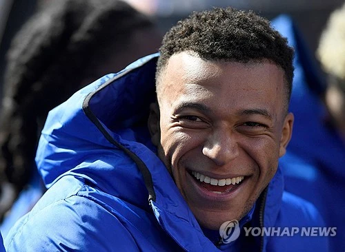프랑스축구협회(FFF)는 15일(한국시간) 공식 홈페이지를 통해 2026 국제축구연맹(FIFA) 북중미 월드컵(캐나다·미국·멕시코 공동개최) 최종 명단 26인을 발표했다. 프랑스 축구 국가대표팀을 이끌고 있는 디디에 데샹 감독은 이날 프랑스 방송국 TF1의 뉴스에 출연해 킬리안 음바페(레알 마드리드), 우스만 뎀벨레(PSG), 마이클 올리세(바이에른 뮌헨)를 비롯해 북중미 월드컵에 동행하는 선수단을 공개했다. 연합뉴스
