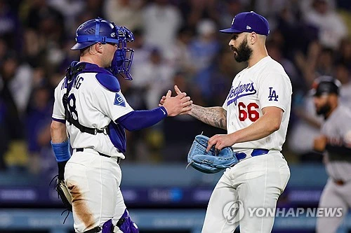 샌프란시스코 자이언츠 외야수 이정후가 폭발적인 인사이드 더 파크 홈런을 기록했다. 샌프란시스코는 15일(한국시간) 미국 캘리포니아주 로스앤젤레스의 다저 스타디움에서 열린 LA다저스와의 2026 메이저리그(MLB) 정규시즌 경기에서 2-5로 패했다. 이날 1번 타자 우익수를 선발 출전한 이정후는 5회초 세 번째 타석에서 다저스 선발 에밋 시핸의 시속 94.8마일(약 152km) 포심 패스트볼을 받아쳐 개인 통산 빅리그 첫 인사이드 더 파크 홈런이자 시즌 3호 홈런을 완성했다. 연합뉴스
