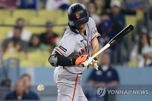 샌프란시스코 자이언츠 외야수 이정후가 폭발적인 인사이드 더 파크 홈런을 기록했다. 샌프란시스코는 15일(한국시간) 미국 캘리포니아주 로스앤젤레스의 다저 스타디움에서 열린 LA다저스와의 2026 메이저리그(MLB) 정규시즌 경기에서 2-5로 패했다. 이날 1번 타자 우익수를 선발 출전한 이정후는 5회초 세 번째 타석에서 다저스 선발 에밋 시핸의 시속 94.8마일(약 152km) 포심 패스트볼을 받아쳐 개인 통산 빅리그 첫 인사이드 더 파크 홈런이자 시즌 3호 홈런을 완성했다. 연합뉴스