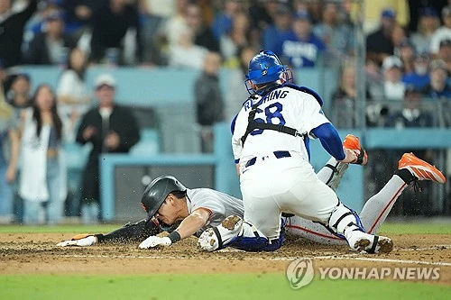 샌프란시스코 자이언츠 외야수 이정후가 폭발적인 인사이드 더 파크 홈런을 기록했다. 샌프란시스코는 15일(한국시간) 미국 캘리포니아주 로스앤젤레스의 다저 스타디움에서 열린 LA다저스와의 2026 메이저리그(MLB) 정규시즌 경기에서 2-5로 패했다. 이날 1번 타자 우익수를 선발 출전한 이정후는 5회초 세 번째 타석에서 다저스 선발 에밋 시핸의 시속 94.8마일(약 152km) 포심 패스트볼을 받아쳐 개인 통산 빅리그 첫 인사이드 더 파크 홈런이자 시즌 3호 홈런을 완성했다. 연합뉴스
