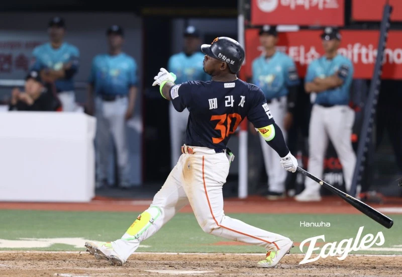 한화 이글스 외국인 타자 요나단 페라자가 15일 수원 KT위즈파크에서 열린 2026 신한 SOL KBO리그 KT와의 팀 간 4차전에서 8회초 2점 홈런을 기록, 팀 승리에 힘을 보탰다. 한화는 KT를 5-3으로 이기면서 전날 키움 히어로즈를 10-1 대파한 기세를 몰아 연승을 질주했다. 한화와 6주 계약을 맺은 대체 외국인 투수 잭 쿠싱은 계약 마지막 날 9회 등판해 세이브를 기록하고 아름다운 작별을 이뤘다. 사진 한화 이글스