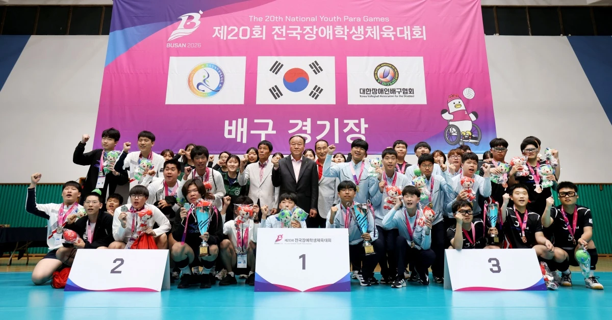 사진 9. 5월 15일 동의대 효민체육관에서 열린 혼성 6인제 입식배구 시상식에서 단체 기념촬영을 하고 있다.(왼쪽부터 2위 경북팀, 1위 대전팀, 3위 제주팀)