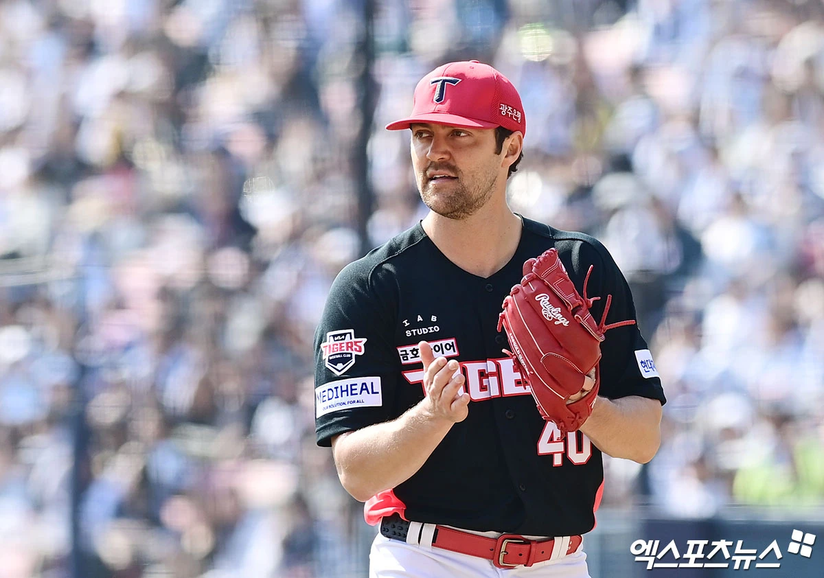 21일 오후 서울 송파구 잠실야구장에서 열린 '2026 신한 SOL Bank KBO리그 시범경기' KIA 타이거즈와 두산 베어스의 경기, 5회말 종료 후 KIA 선발투수 네일이 더그아웃으로 향하고 있다. 엑스포츠뉴스 DB
