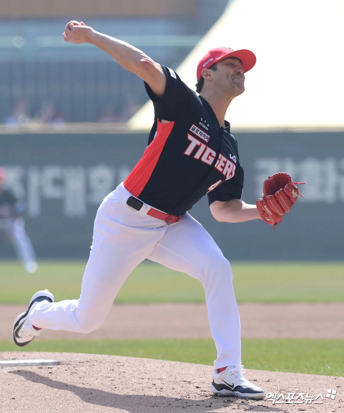 28일 오후 인천SSG랜더스필드에서 열린 '2026 신한 SOL Bank KBO리그' KIA 타이거즈와 SSG 랜더스의 경기, 1회말 KIA 선발투수 네일이 공을 힘차게 던지고 있다. 엑스포츠뉴스 DB