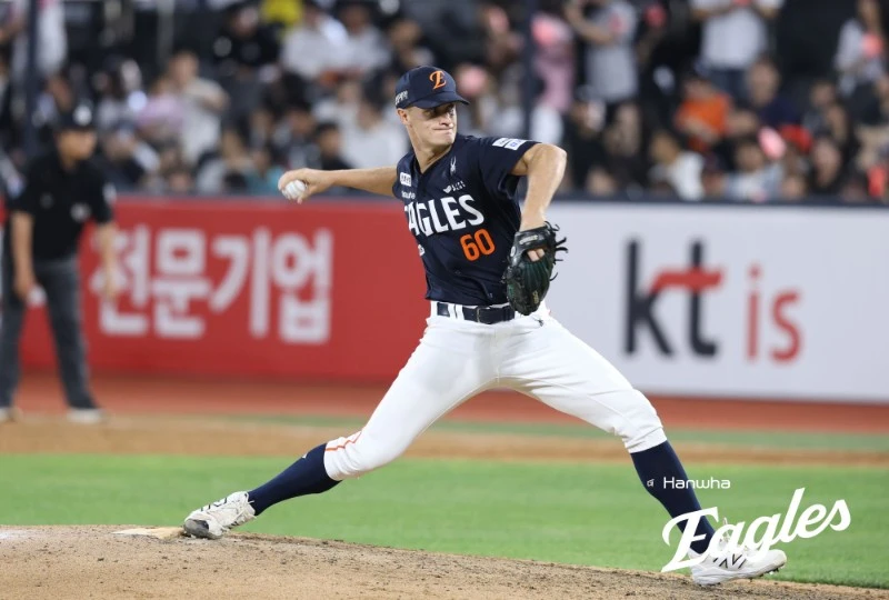 한화 이글스 김경문 감독이 잭 쿠싱이 떠난 마무리 투수 자리에 이민우를 중심으로 활용하겠단 뜻을 밝혔다. 한화는 지난 15일 수원 케이티위즈파크에서 2026 신한 SOL뱅크 KBO리그 KT 위즈전을 치러 5-3으로 승리했다. 2연승을 달린 한화는 시즌 19승21패로 리그 6위 자리를 유지했다. 15일을 끝으로 한화와 6주 계약기간이 끝난 잭 쿠싱은 9회 한 점을 내줬으나 승리를 지켜내며 마지막 날 '유종의 미'를 거뒀다. 김서현이 2군으로 내려간 가운데 김 감독은 이민우를 새 마무리로 낙점했다. 한화 이글스