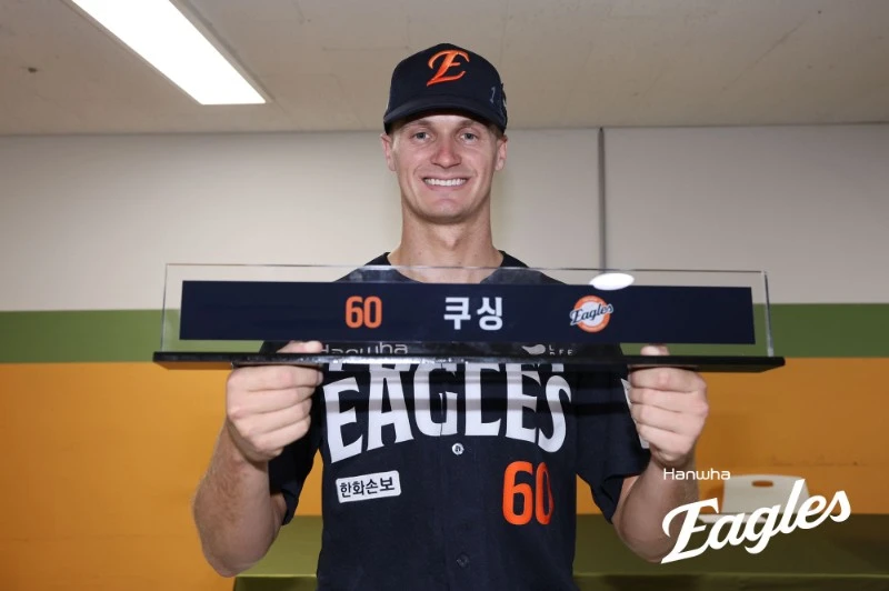 한화 이글스 김경문 감독이 잭 쿠싱이 떠난 마무리 투수 자리에 이민우를 중심으로 활용하겠단 뜻을 밝혔다. 한화는 지난 15일 수원 케이티위즈파크에서 2026 신한 SOL뱅크 KBO리그 KT 위즈전을 치러 5-3으로 승리했다. 2연승을 달린 한화는 시즌 19승21패로 리그 6위 자리를 유지했다. 15일을 끝으로 한화와 6주 계약기간이 끝난 잭 쿠싱은 9회 한 점을 내줬으나 승리를 지켜내며 마지막 날 '유종의 미'를 거뒀다. 김서현이 2군으로 내려간 가운데 김 감독은 이민우를 새 마무리로 낙점했다. 한화 이글스