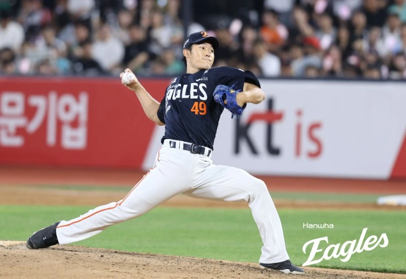 한화 이글스 김경문 감독이 잭 쿠싱이 떠난 마무리 투수 자리에 이민우를 중심으로 활용하겠단 뜻을 밝혔다. 한화는 지난 15일 수원 케이티위즈파크에서 2026 신한 SOL뱅크 KBO리그 KT 위즈전을 치러 5-3으로 승리했다. 15일을 끝으로 한화와 6주 계약기간이 끝난 잭 쿠싱은 9회 한 점을 내줬으나 승리를 지켜냈다. 김경문 감독은 윤산흠(사진), 이상규 등 기존 불펜진을 칭찬하면서 이민우를 새 마무리로 쓰겠다고 했다. 한화 이글스