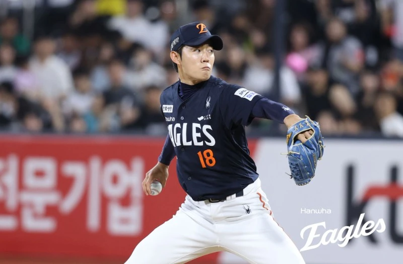 한화 이글스 김경문 감독이 잭 쿠싱이 떠난 마무리 투수 자리에 이민우를 중심으로 활용하겠단 뜻을 밝혔다. 한화는 지난 15일 KT 위즈전 원정 경기를 치러 5-3으로 승리했다. 15일을 끝으로 한화와 6주 계약기간이 끝난 잭 쿠싱은 9회 한 점을 내줬으나 승리를 지켜냈다. 김경문 감독은 윤산흠, 이상규(사진) 등 기존 불펜진을 칭찬하면서 이민우를 새 마무리로 쓰겠다고 했다. 한화 이글스