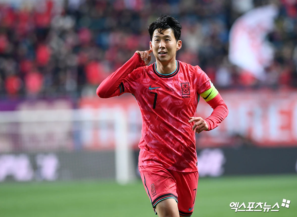  한국 축구사 최고의 선수 손흥민(LAFC)이 홍명보호 일원으로 네 번째 월드컵 무대에 도전한다. 홍명보 축구대표팀 감독은 16일 서울 종로구 KT 온마당에서 2026 북중미 월드컵에 출전할 태극전사 26인의 최종 명단을 발표했다. 손흥민은 이강인(PSG), 김민재(뮌헨), 이재성(마인츠) 등 유럽파 핵심 자원들과 함께 예상대로 최종 명단에 들어 2014년 브라질, 2018년 러시아, 2022년 카타르 대회에 이어 4번째 월드컵에 도전한다. A매치 1경기 출전 기록의 K리거 이기혁(강원)은 '깜짝 발탁'됐다. 엑스포츠뉴스DB