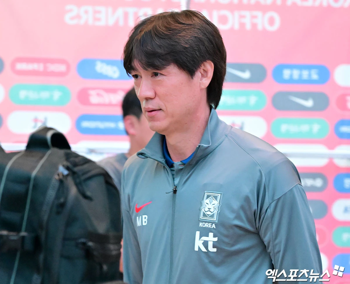  한국 축구사 최고의 선수 손흥민(LAFC)이 홍명보호 일원으로 네 번째 월드컵 무대에 도전한다. 홍명보 축구대표팀 감독은 16일 서울 종로구 KT 온마당에서 2026 북중미 월드컵에 출전할 태극전사 26인의 최종 명단을 발표했다. 손흥민은 이강인(PSG), 김민재(뮌헨), 이재성(마인츠) 등 유럽파 핵심 자원들과 함께 예상대로 최종 명단에 들어 2014년 브라질, 2018년 러시아, 2022년 카타르 대회에 이어 4번째 월드컵에 도전한다. A매치 1경기 출전 기록의 K리거 이기혁(강원)은 '깜짝 발탁'됐다. 엑스포츠뉴스DB